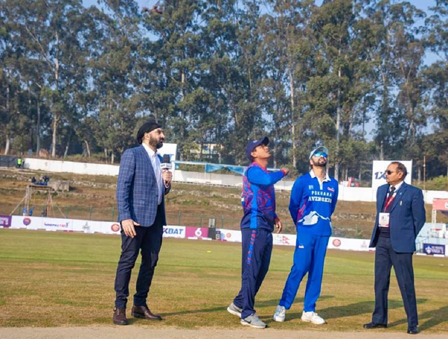 नेपाल टी-२० लिग सुरु,  उदघाटन खेलमा काठमाडौं नाइट्सविरुद्ध पोखरा एभेन्जर्स बलिङ गर्दै